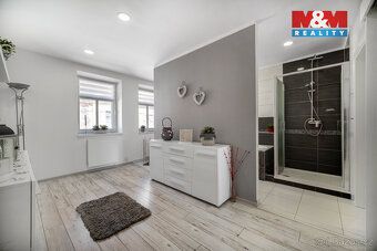 Nabízíme k prodeji samostatně stojící rodinný dům o podlahov