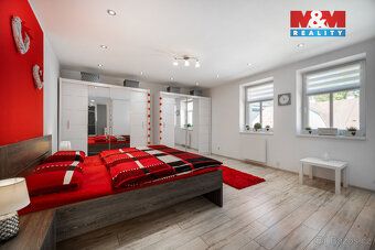 Nabízíme k prodeji samostatně stojící rodinný dům o podlahov