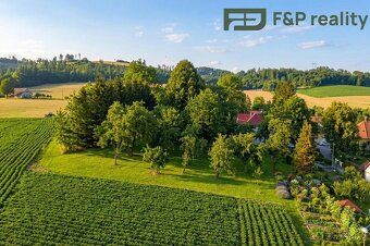 Stavební pozemek , který je možný napojit na vodovodní řad a