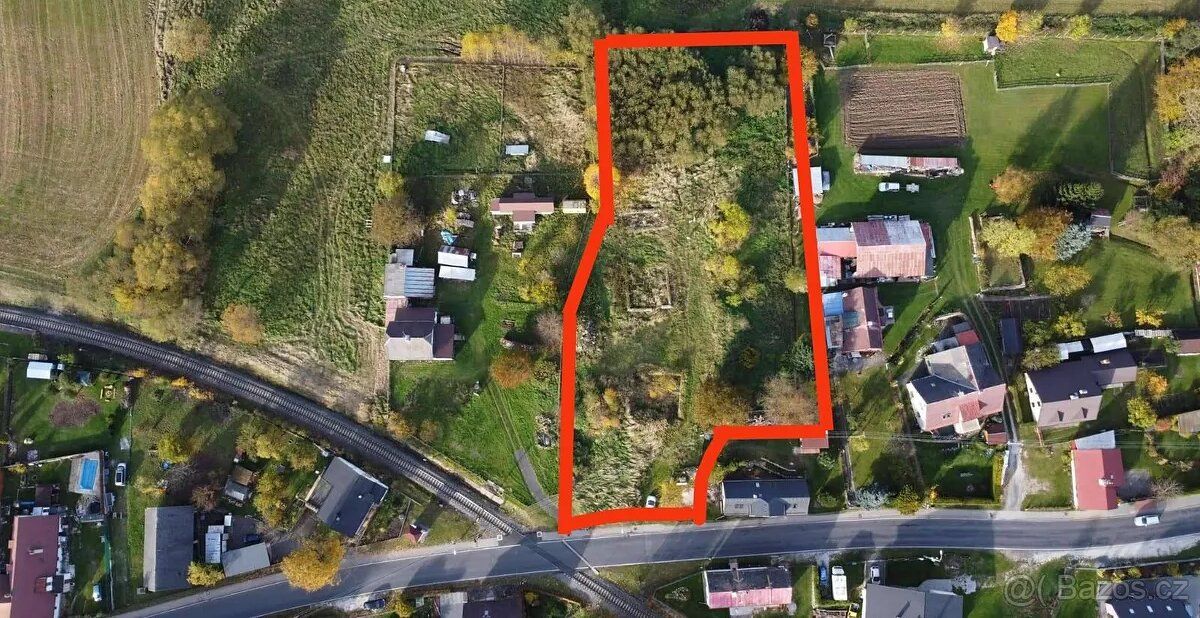 Je možnost rozdělit pozemek na více parcel. Lokace: Nachází 