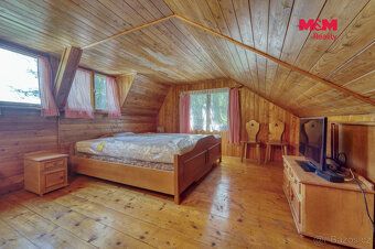 Własny pomost, dwie łodzie i chatka otoczona lasem