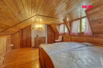 Własny pomost, dwie łodzie i chatka otoczona lasem