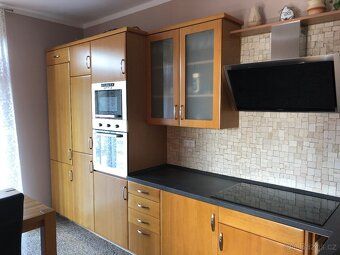Продається односімейний будинок площею 200 м²; земельна