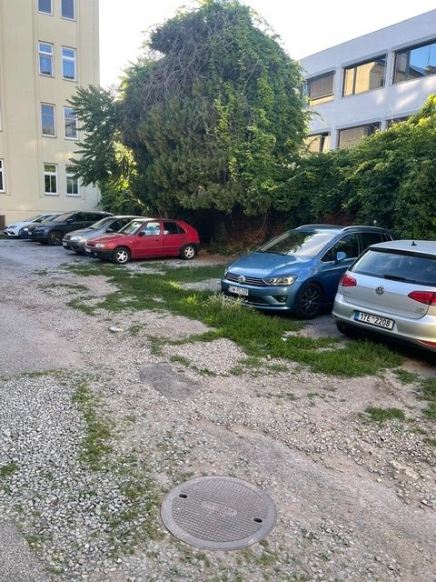 Możliwość parkowania bezpośrednio w centrum Brna we wnętrzu