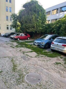 Możliwość parkowania bezpośrednio w centrum Brna we wnętrzu
