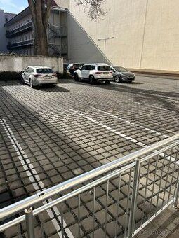 Możliwość parkowania bezpośrednio w centrum Brna we wnętrzu