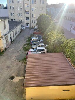 Możliwość parkowania bezpośrednio w centrum Brna we wnętrzu