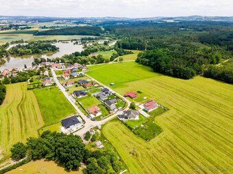 Nabízíme stavební pozemek o výměře 1 116 m², který se nacház