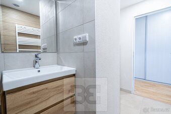 Re. No. N09436 Immediately ready to move in. We offer a