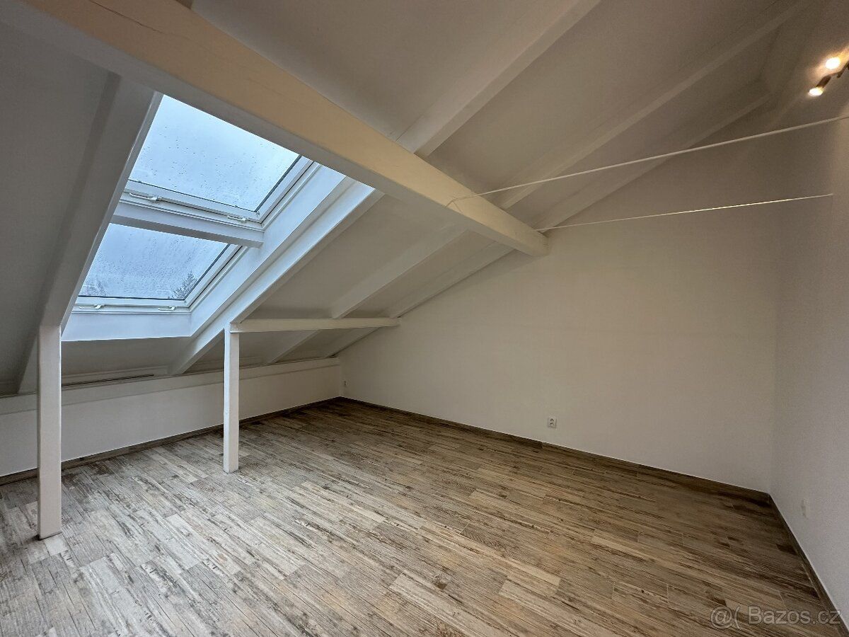 Pronajmu podkrovní 1+kk o celkové ploše 29 m2 v nájemním dom