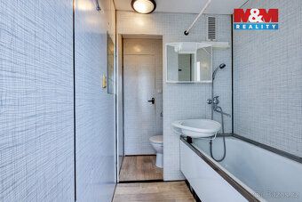 Nabízíme k pronájmu světlý a prostorný byt 2+1 v osobním vla