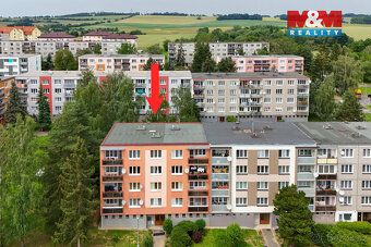Nabízíme k pronájmu světlý a prostorný byt 2+1 v osobním vla