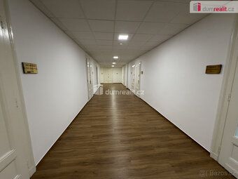 + poplatky. , pronájem kanceláře 17m², která se nachází ve č