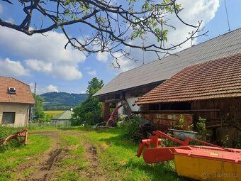 Prodej zemědělské usedlosti s několika budovami a pozemkem o