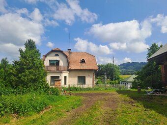 Prodej zemědělské usedlosti s několika budovami a pozemkem o