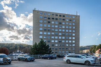 Nabízíme k pronájmu kancelář v přízemí s výlohou - nebytové 