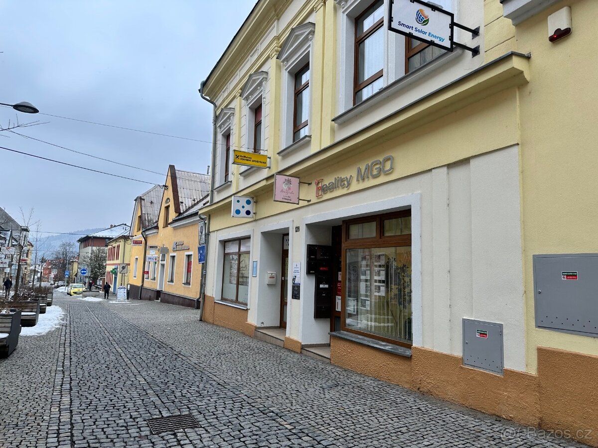 Nabízíme k pronájmu kancelář v přízemí s výlohou - nebytové 