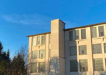 - 4 POSCHODIA - 5.000 m² plochy - centrum Vratislavíc nad