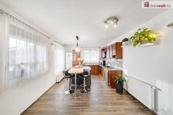 cena k jednání, RD 6+1 se zahradou, bazénem, garáží a FVE
Hl