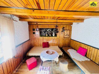 Zděná rekreační chata se nachází u řeky Lužnice (cca 60 m od