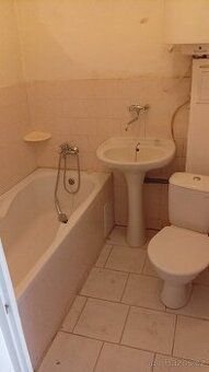 Nabízíme k pronájmu byt 1+1 v Aši. Byt se nachází v 1. patře