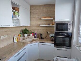 Částečně vybavený byt 2+1 k pronájmu s balkonem
K dlouhodobé