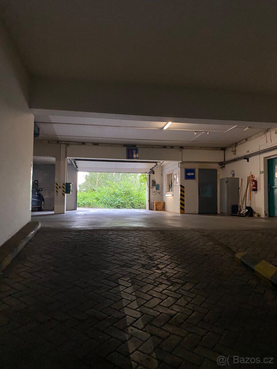 Ponuji dlhodoby prenajom garazoveho miesta v podzemnych