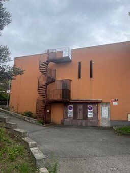 Ponuji dlhodoby prenajom garazoveho miesta v podzemnych