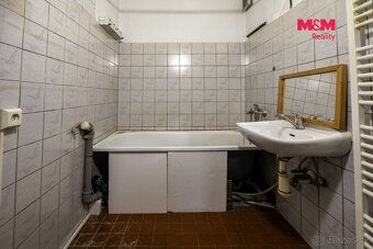 Nabízíme ke koupi prostorný byt 3+1 (73 m²) v 1. NP panelové