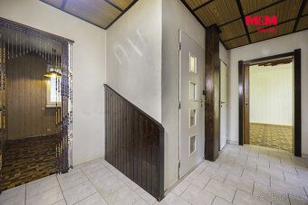 Nabízíme ke koupi prostorný byt 3+1 (73 m²) v 1. NP panelové