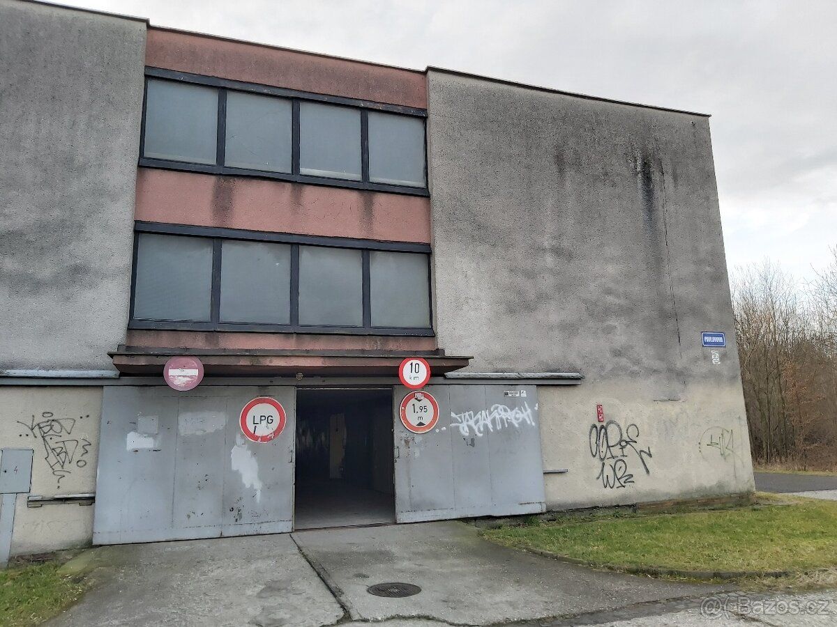 jedna se o polovinu dvojgaraze 1.patro.3x zamek.elektrina.sv