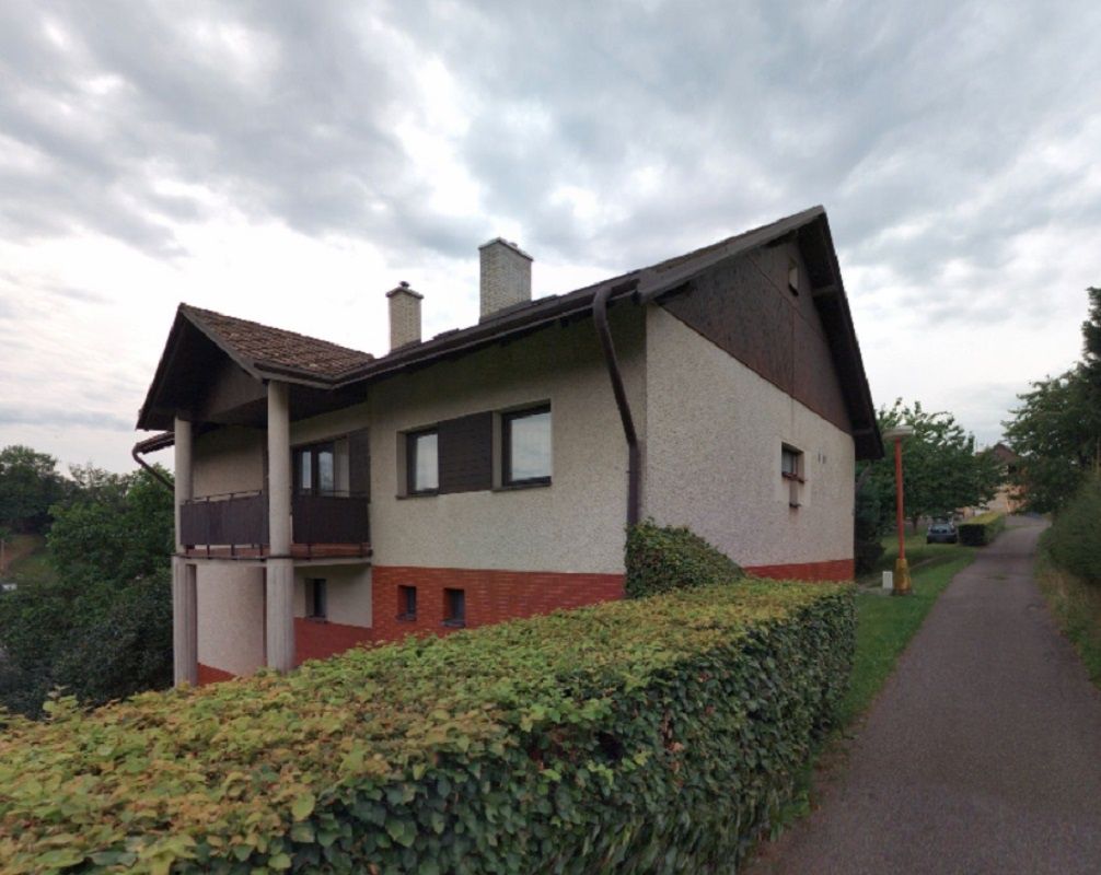 Jedná se o samostatně stojící, patrový, částečně podsklepený