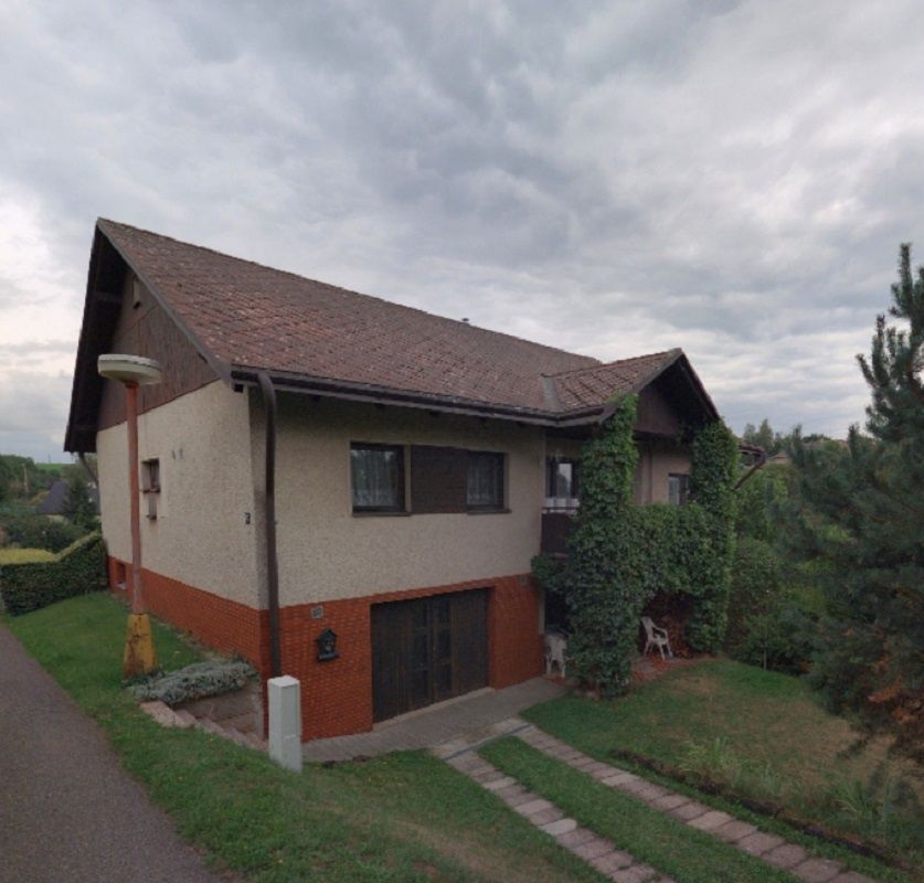 Jedná se o samostatně stojící, patrový, částečně podsklepený