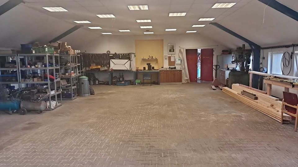 ОДНОСТІЙНЕ: Сучасний зал площею 140 м² – Трутнов (Воланів)