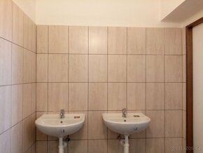 Prostory o užitné ploše 135 m² jsou vhodné pro obchodní i ka