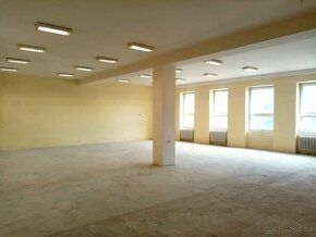Prostory o užitné ploše 135 m² jsou vhodné pro obchodní i ka