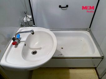 Nabízíme k podnájmu světlý byt 1+kk o výměře 34 m² v panelov