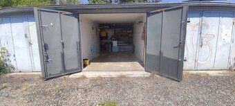 Plechová garáž s novou betónovou podlahou. Celoročne suchá