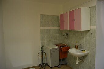 Nabídka kadeřnického křesla v zavedeném, soukromém salónu, v
