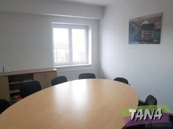 Wynajmiemy jasne pomieszczenie o powierzchni ok. 25 m² przy