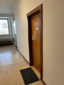 Wynajmiemy jasne pomieszczenie o powierzchni ok. 25 m² przy