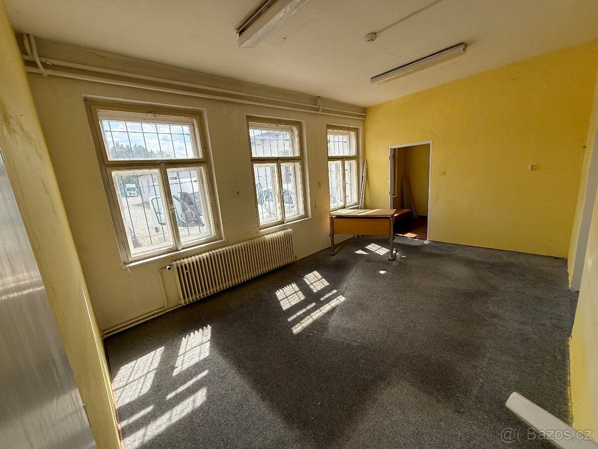 Wynajmiemy jasne pomieszczenie o powierzchni ok. 25 m² przy