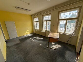 Wynajmiemy jasne pomieszczenie o powierzchni ok. 25 m² przy