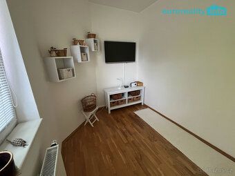 Pronájem kompletně zařízeného bytu 2+kk v první patře s balk