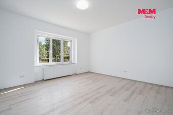 Nabízíme k pronájmu prostorný a světlý byt o dispozici 3+1 a