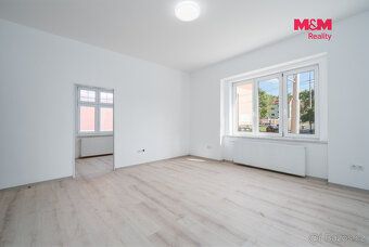Nabízíme k pronájmu prostorný a světlý byt o dispozici 3+1 a