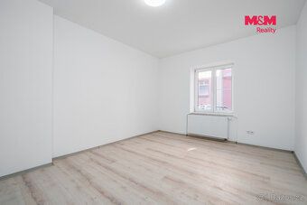 Nabízíme k pronájmu prostorný a světlý byt o dispozici 3+1 a