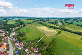 Lekko pochyły teren o powierzchni 1693 m² znajduje się na