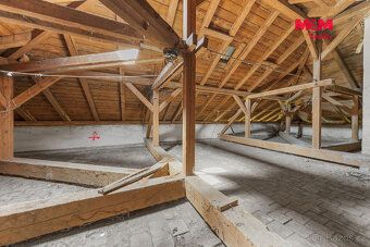 Nabízíme k prodeji rozsáhlý cihlový objekt o užitné ploše př