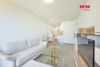 Jasny apartament 2+kk o powierzchni 44 m² znajduje się na